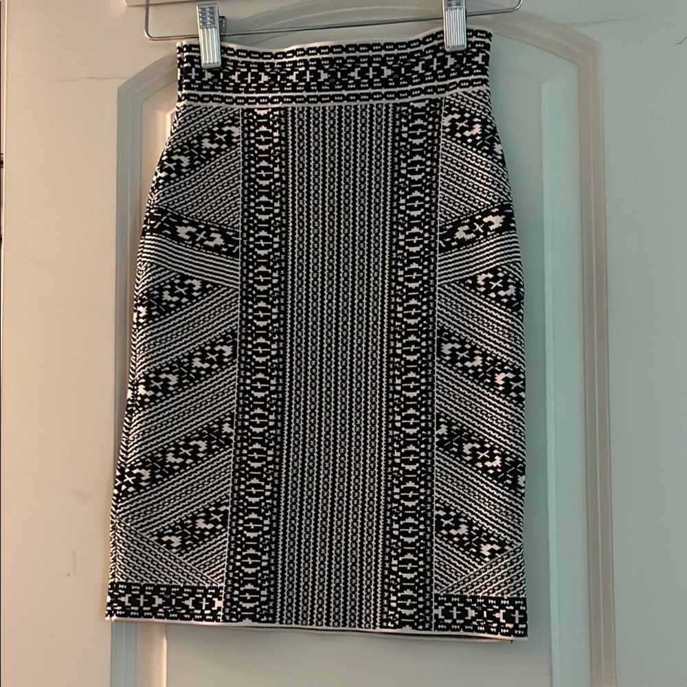 BCBGMaxAzria bcbg Black and White Geometric Pencil Skirt xxs